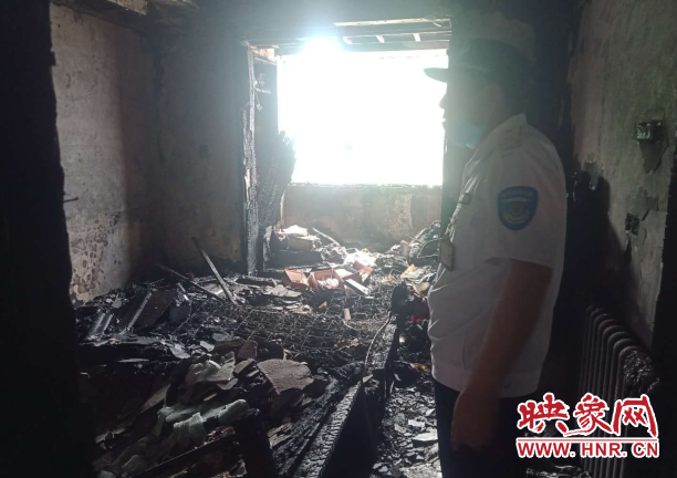 5月5日,郑州市凤凰东路一小区居民楼失火 疑因线路老化